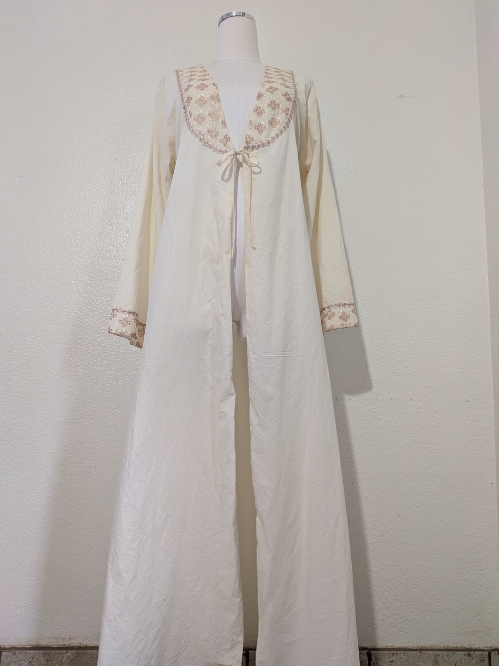 Vintage BB Women's Cream Long Robe with Embroidered Trim Size Medium